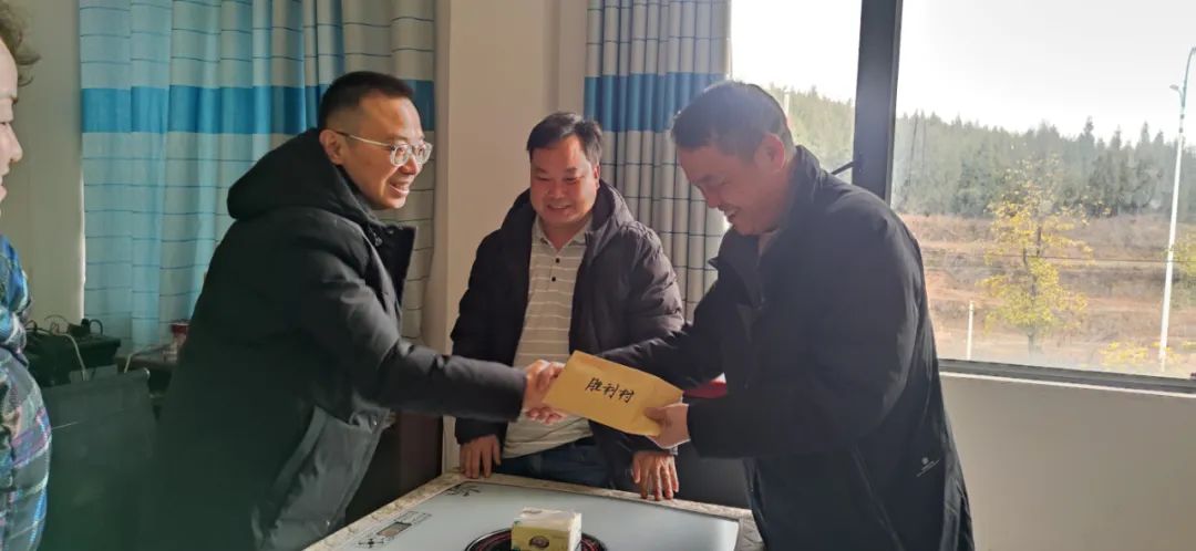 能礦錳業開展春節慰問貧困村活動